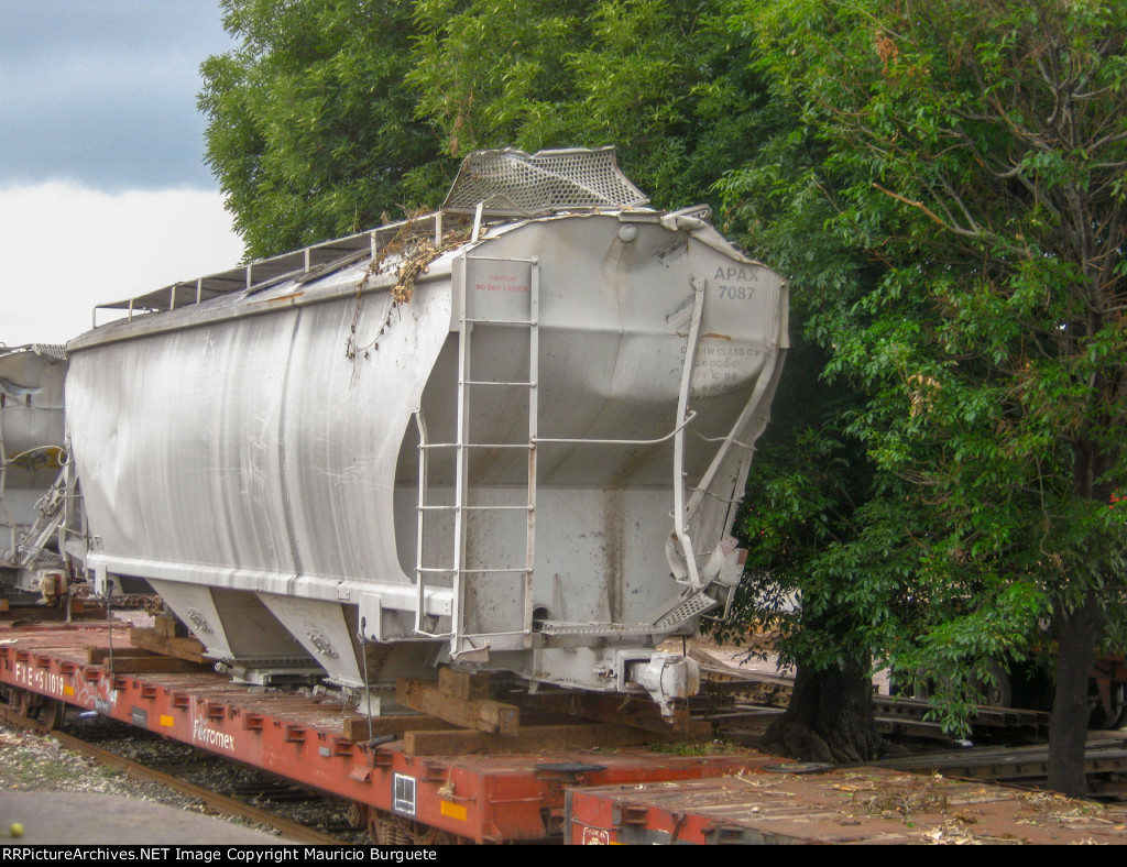 FXE Flat car with wrecked APAX hopper